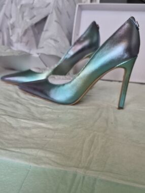 Guess Irridescent Light Blue Pump Heels. NWT. Size 6